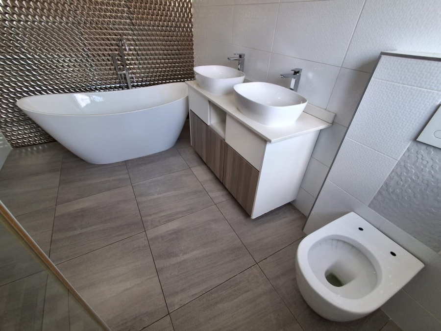 5 Bedroom Property for Sale in Wild Olive Estate Free State